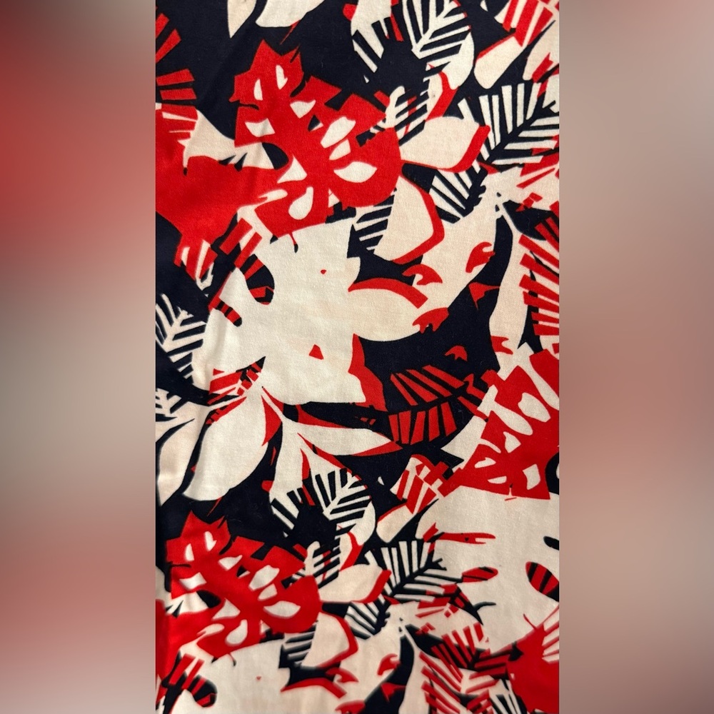 Reitmans | Vibrant Red and Navy Tropical Patterned Floral 7/8 Capri Pants - Picture 5 of 15